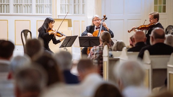 Das Streichertrio um Peter Bruns spielt beim MDR-Musiksommer-Konzert in der Bachkirche Arnstadt. 