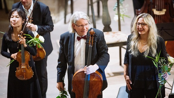 Ragna Schirmer und Peter Bruns, Künstlerischer Leiter des Mendelssohn Kammerorchesters Leipzig verbeugen sich nach dem Konzert in der Bachkirche Arnstadt.