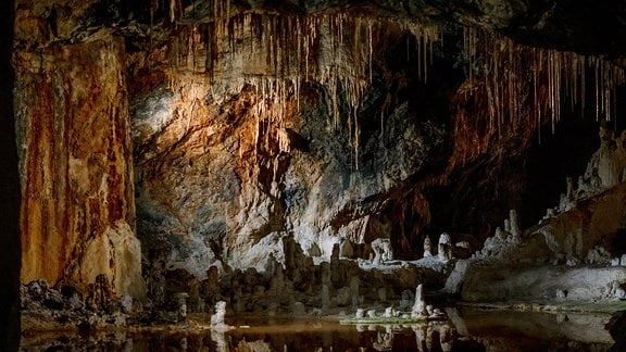 Blick in die Tropfsteinhöhle mit See in den Saalfelder Feengrotten