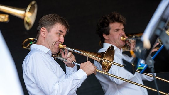 Spielende Blechbläser des Ensembles German Brass beim Konzert im Kurpark von Bad Elster