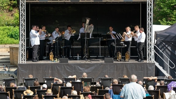 Publikum von hinten mit Blick auf die Blechbläser von German Brass auf der Bühne im Kurpark von Bad Elster