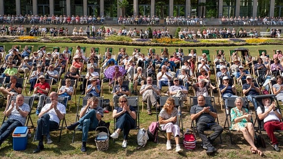 Publikum auf Liegestühlen beim Konzert von German Brass im Kurpark von Bad Elster