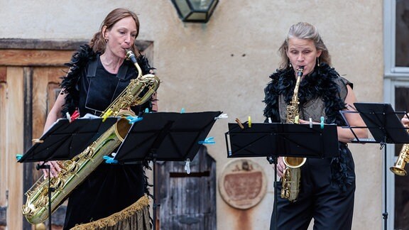 Kathi Wagner und Maike Krullmann vom clair-obscur Saxophonquartett beim Konzert im Schlosshof in Bedheim