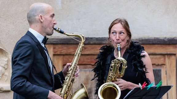 Kathi Wagner und Christoph Enzel vom clair-obscur Saxophonquartett beim Konzert im Schlosshof in Bedheim