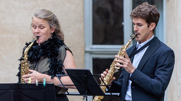 Maike Krullmann und Carlos Giminez vom clair-obscur Saxophonquartett beim Konzert im Schlosshof in Bedheim