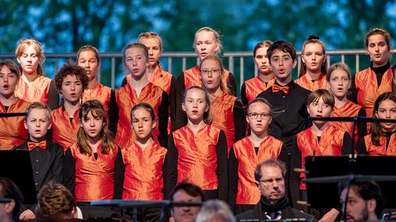 Der MDR-Kinderchor beim Konzert "Carmina Burana" im MDR-Musiksommer auf der Seebühne im Magdeburger Elbauenpark. 