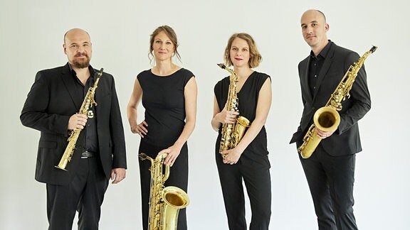 Mitglieder des clair-obscur Saxophonquartetts mit ihren Instrumenten