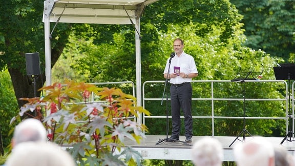 Der Manager des MDR-Musiksommers Oliver Jueterbock begrüßt das Publikum im Schlosspark Altenstein.
