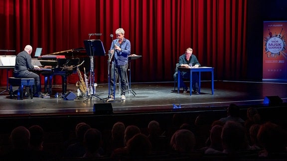 Peter Kurth, Peter Schneider und Melchior Walther agieren zusammen beim Konzert auf der Bühne der Staatsoperette in Dresden