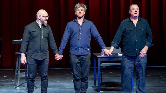 Peter Kurth, Peter Schneider und Melchior Walther verbeugen sich nach dem beim Konzert in Dresden