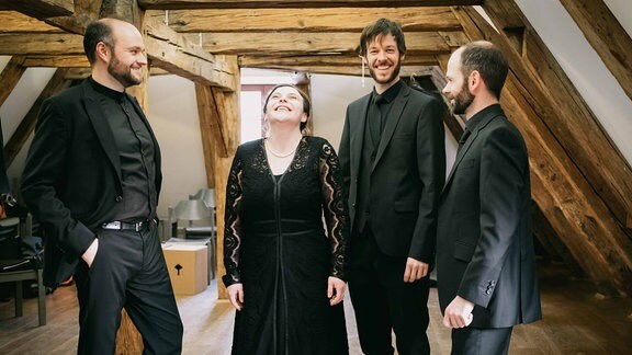 Zwei Musiker und zwei Musikerinnen des Ensembles Ælbgut