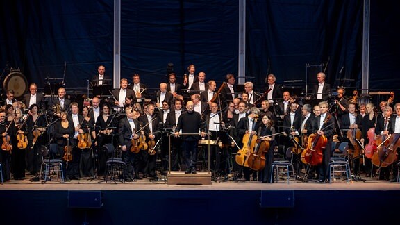 MDR-Sinfonieorchester und Dennis Russell Davies auf der Bühne beim Eröffnungskonzert des MDR-Musiksommers 2023 im Innenhof von Schloss Friedenstein in Gotha