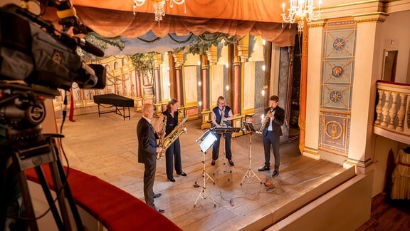 Das Saxophonquartett clair-obscur spielt im Ekhoftheater bei der Preview zum Eröffnungskonzert des MDR-Musiksommers 2023 im Schloss Friedenstein in Gotha.