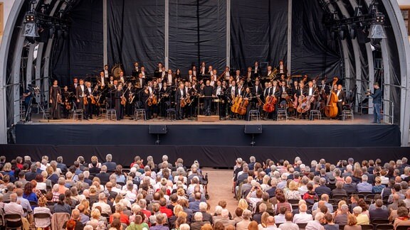 MDR-Sinfonieorchester und Dennis Russell Davies beim Eröffnungskonzert des MDR-Musiksommers 2023 im Innenhof von Schloss Friedenstein in Gotha
