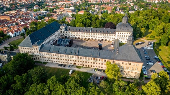 Luftansicht von Schloss Friedenstein in Gotha: ein großer Gebäudekomplex in Form eines Carees.