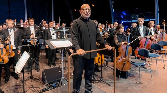 MDR-Sinfonieorchester und Dennis Russell Davies beim Eröffnungskonzert des MDR-Musiksommers 2023