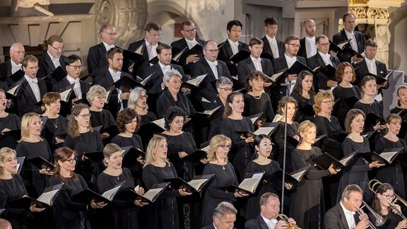 Sängerinnen und Sänger des MDR-Rundfunkchors in schwarzer Konzertkleidung auf der Bühne der Görlitzer Kirche St. Peter und Paul