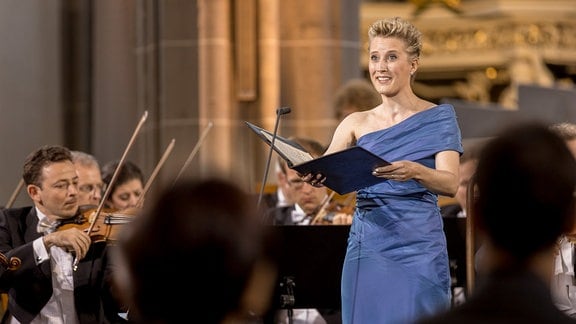 Sopranistin Ilse Eerens singt im blauen Abendkleid beim Eröffnungskonzert des MDR-Musiksommers 2019