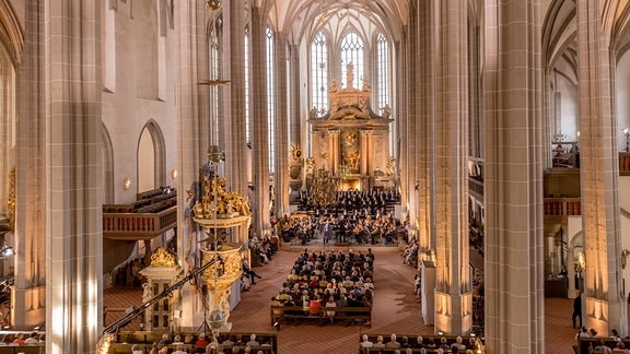 Kirchenschiff der Görlitzer Kirche St. Peter und Paul mit Publikum und Musikern beim Eröffnungskonzert des MDR-Musiksommers 2019