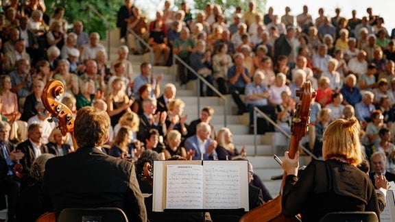 Die Kontrabässe des MDR-Sinfonieorchesters beim Eröffnungskonzert des MDR-Musiksommers 2024