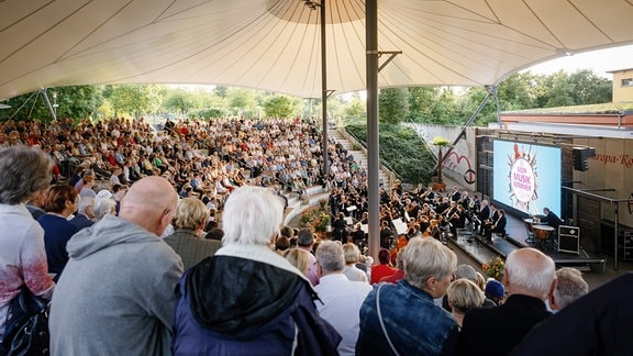 Das Publikum in der RosenArena beim Eröffnungskonzert des MDR-Musiksommers 2024