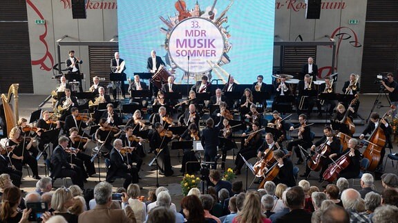 Das MDR-Sinfonieorchester auf der Bühne beim Eröffnungskonzert des MDR-Musiksommers 2024