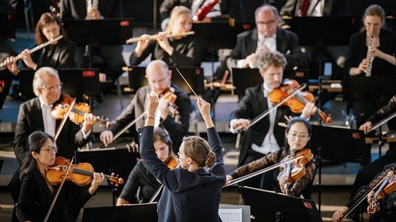 Lucie Leguay dirigiert das MDR-Sinfonieorchester beim Eröffnungskonzert des MDR-Musiksommers 2024