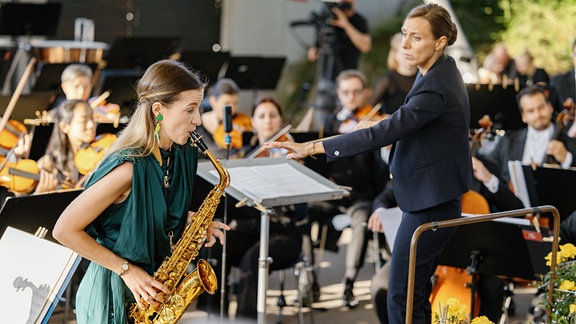 Saxophonistin Valentine Michaud beim Eröffnungskonzert des MDR-Musiksommers 2024