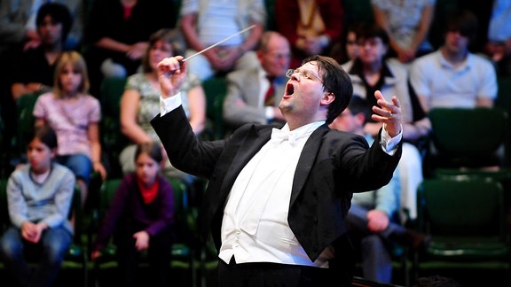 Der Dirigent Florian Ludwig in großer Pose beim Dirigieren