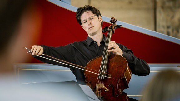 Der Cellist Daniel Müller-Schott beim Konzert der MDR-Musiksommer Sonderausgabe am 26. Juli 2020 im Kultur- und Kongresszentrum Gera.