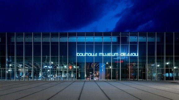 Bauhaus Museum Dessau, Außenansicht am Abend