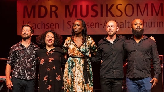 Awa Ly und ihre vier Bandkolleg(inn)en auf der Bühne während des Konzertes in Freyburg