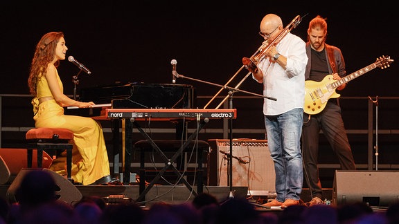 Nils Landgren sowie Alma Naidu und Band musizierend auf der Bühne beim Konzert in Freyburg