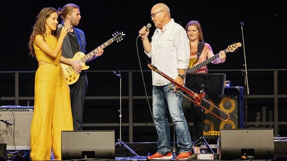 Nils Landgren sowie Alma Naidu und Band musizierend auf der Bühne beim Konzert in Freyburg