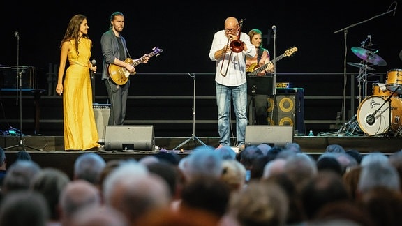 Auf seiner Posaune spielender Nils Landgren sowie Alma Naidu und Band beim Konzert in Freyburg