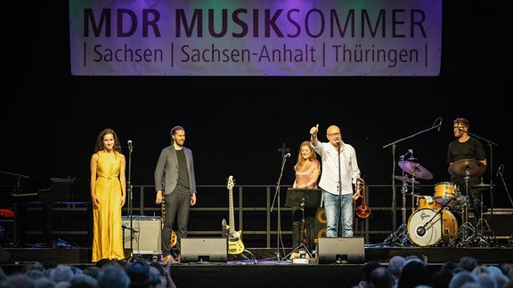 Nils Landgren sowie Alma Naidu und Band auf der Bühne beim Konzert in der Rotkäppchen Sektkellerei in Freyburg
