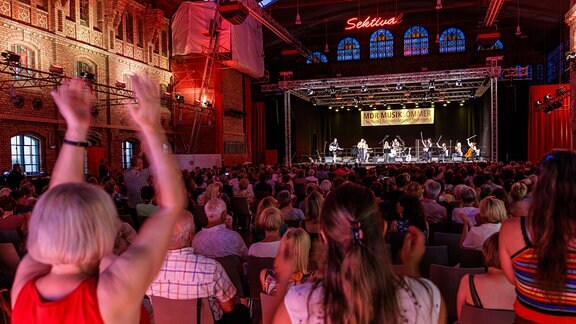 Begeistert klatschendes Publikum beim Konzert in der Rotkäppchen Sektkellerei in Freyburg