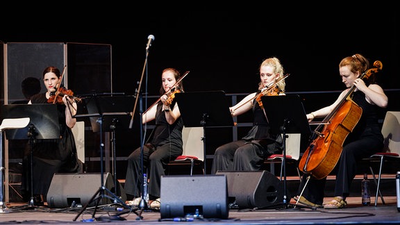 Das mondëna quartet spielt beim Konzert in der Rotkäppchen Sektkellerei in Freyburg auf Streichinstrumenten