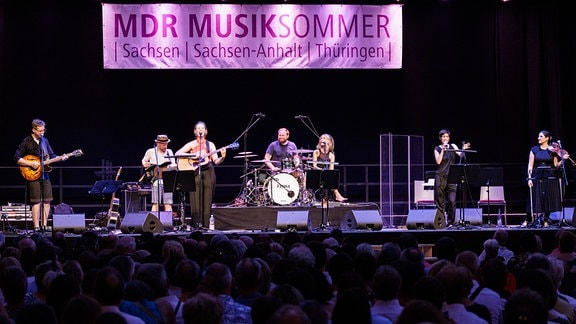 Sarah Lesch, Wencke Wollny und Alin Coen musizieren gemeinsam beim Konzert in der Rotkäppchen Sektkellerei in Freyburg