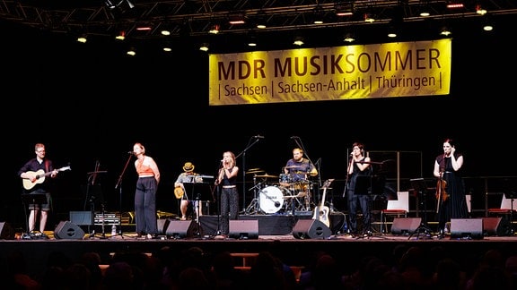 Sarah Lesch, Wencke Wollny und Alin Coen musizieren gemeinsam beim Konzert in der Rotkäppchen Sektkellerei in Freyburg
