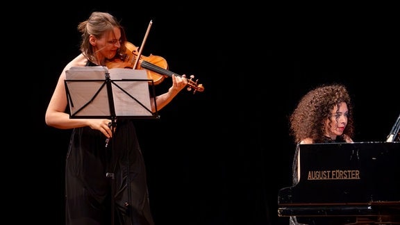 Violinistin Franziska Hölscher und Pianistin Marianna Shirinyan beim Konzert in Gera