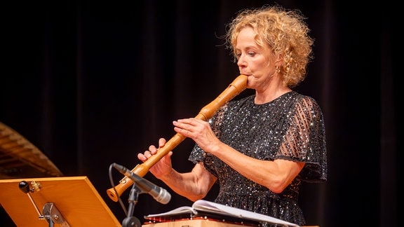 Katja Riemann an der Tenorflöte beim Konzert in Gera