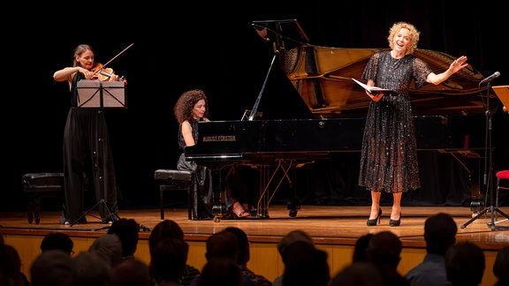 Katja Riemann, Franziska Hölscher und Marianna Shirinyan beim Konzert in Gera