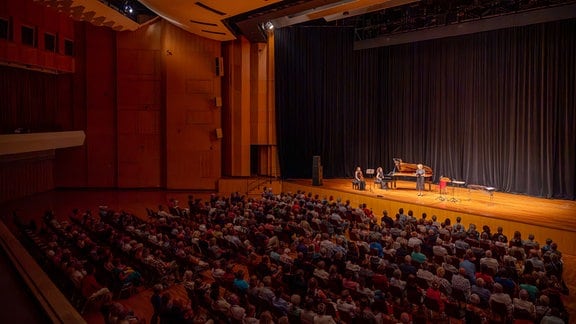 Gut gefüllter Saal im Kultur- und Kongresszentrum in Gera