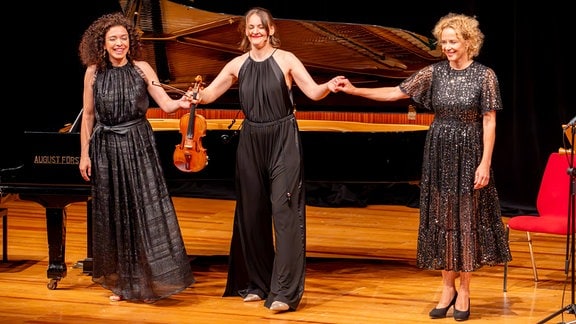 Katja Riemann, Franziska Hölscher und Marianna Shirinyan (v. r. n.. l.) beim Konzert in Gera