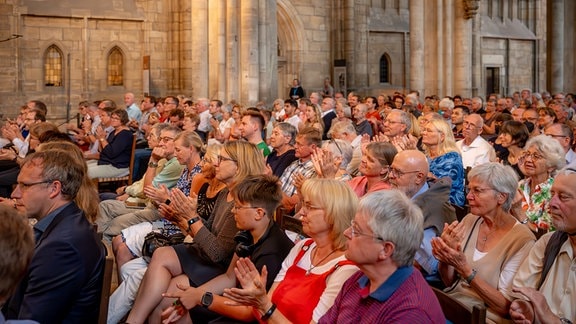 Applaudierendes Publikum im Konzert mit dem MDR-Kinderchor und Voces8 in Halberstadt