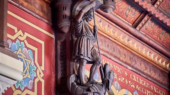 Der Schutzpatron der Stadt Eisenach St. Georg als Holzfigur auf der Wartburg