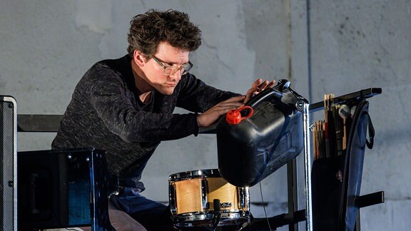 Schlagzeuger Johannes Fischer bespielt mit seinen Händen einen Kanister.