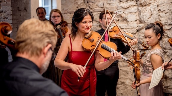 Mitglieder der Kammersymphonie Leipzig mit ihren Instrumenten vor ihrem Konzert beim MDR-Musiksommer in der Kulturkirche in Weißensee.