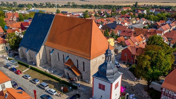 Außenaufnahme der Kulturkirche in Weißensee aus der Luft.